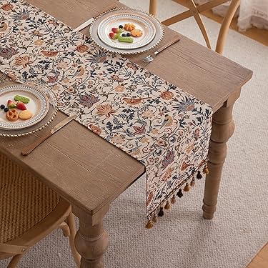 ジェニファーテイラーのテーブルランナー、いちご泥棒モチーフの